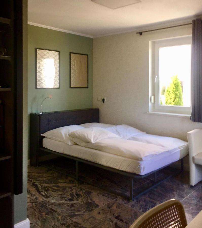 Neues Zimmerapartment Mit Bad Neckarwestheim Exterior photo